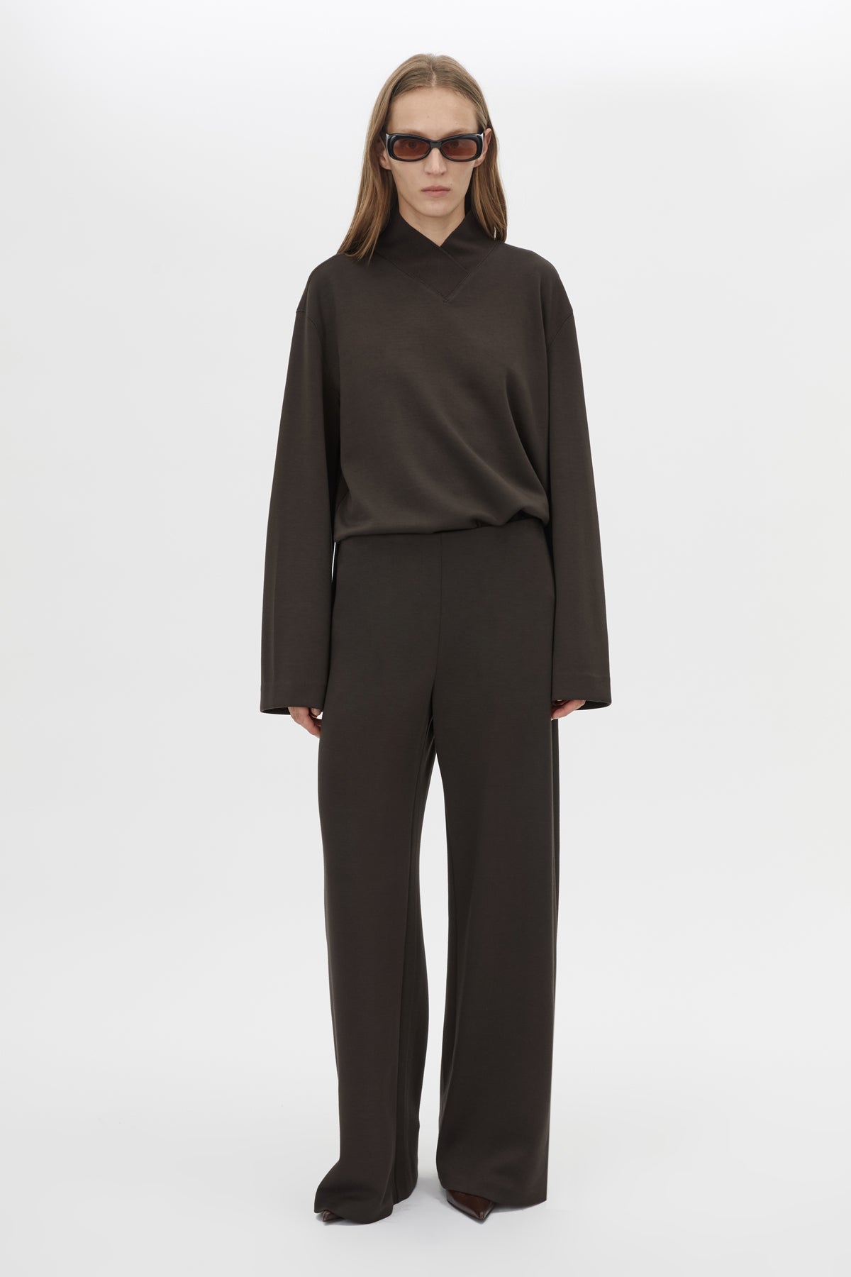 Styled CAMILLA AND MARC Bessette mid-rise lounge pant in brown with internal elasticated waistband.