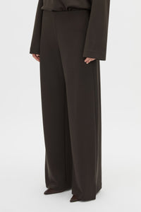 Cropped view CAMILLA AND MARC Bessette mid-rise lounge pant in brown with internal elasticated waistband.