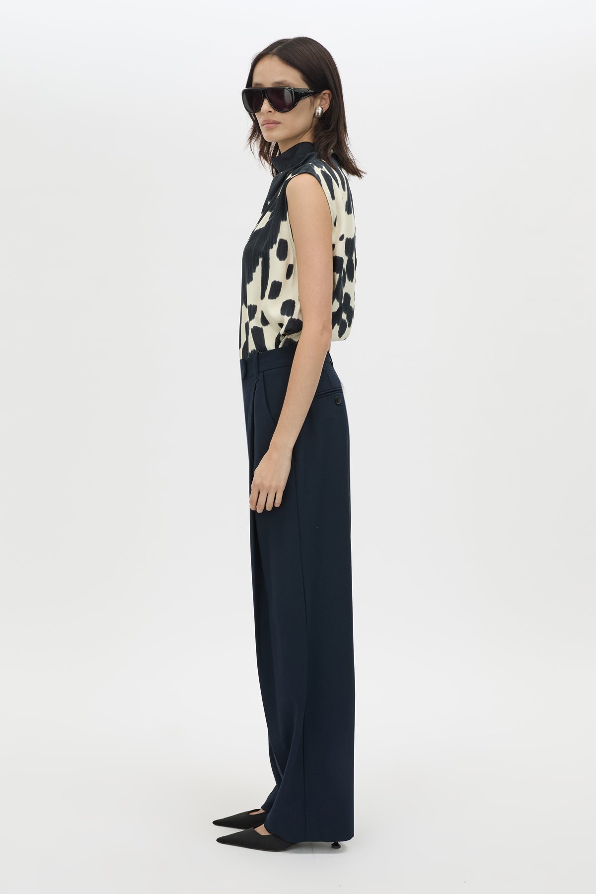 Side view CAMILLA AND MARC Lena Pant in Navy featuring a mid‑rise tailored cut with front tucks.