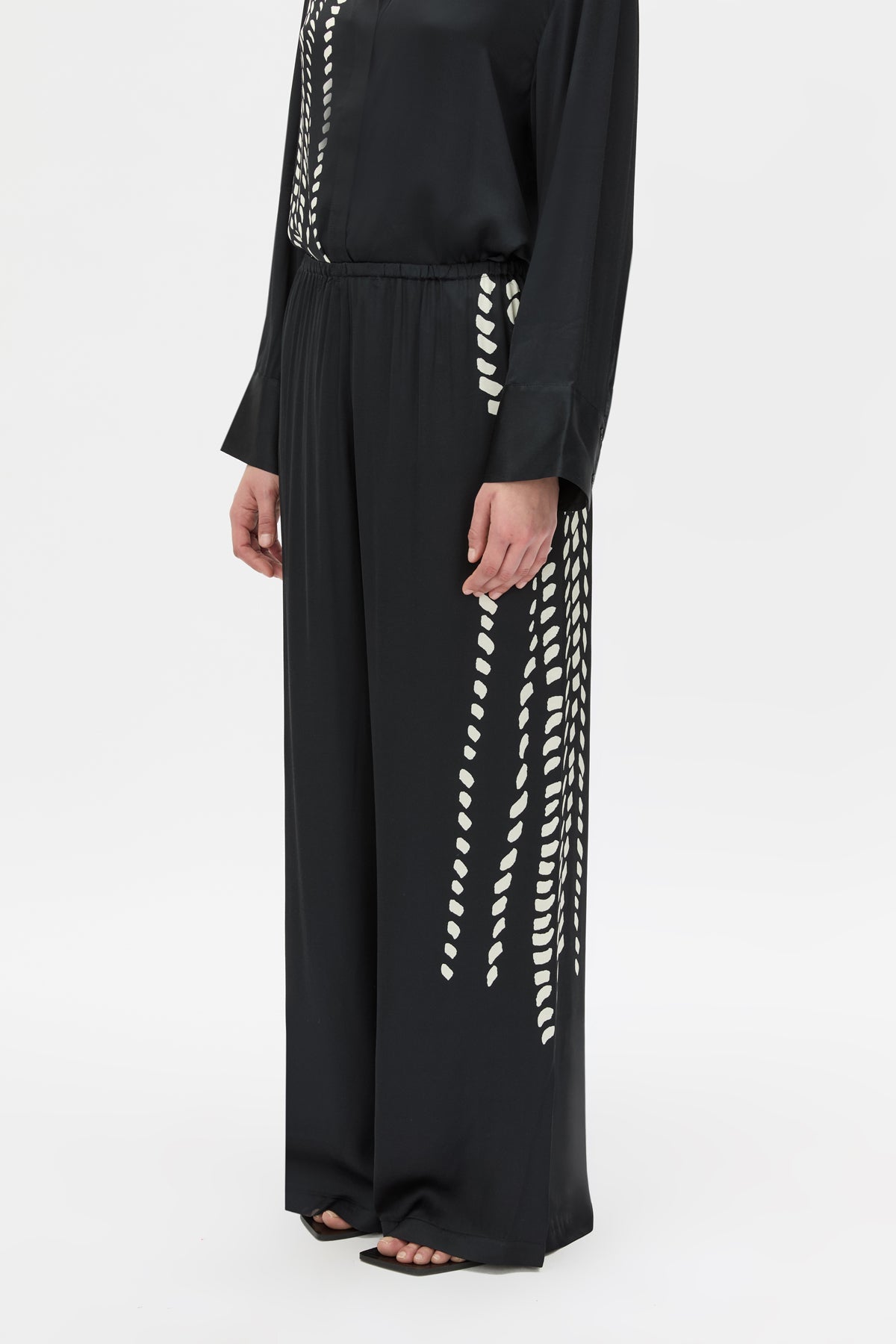 Cropped view CAMILLA AND MARC Suri Wide-Leg Pant in black suri print with mid‑rise fit.